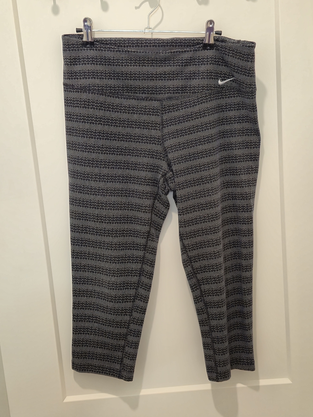 Nike Black and Gray Patterned Capri Leggings